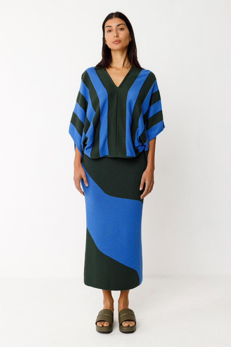 Zweifarbiger Damenpullover mit V-Ausschnitt und Kimonoärmeln aus Bio-Baumwolle – erhältlich bei Youmee.market Schweiz.