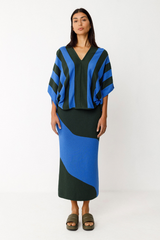 Zweifarbiger Damenpullover mit V-Ausschnitt und Kimonoärmeln aus Bio-Baumwolle – erhältlich bei Youmee.market Schweiz.