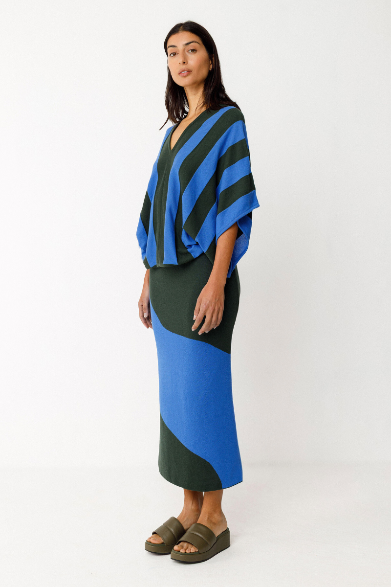 Zweifarbiger Damenpullover mit V-Ausschnitt und Kimonoärmeln aus Bio-Baumwolle – erhältlich bei Youmee.market Schweiz.