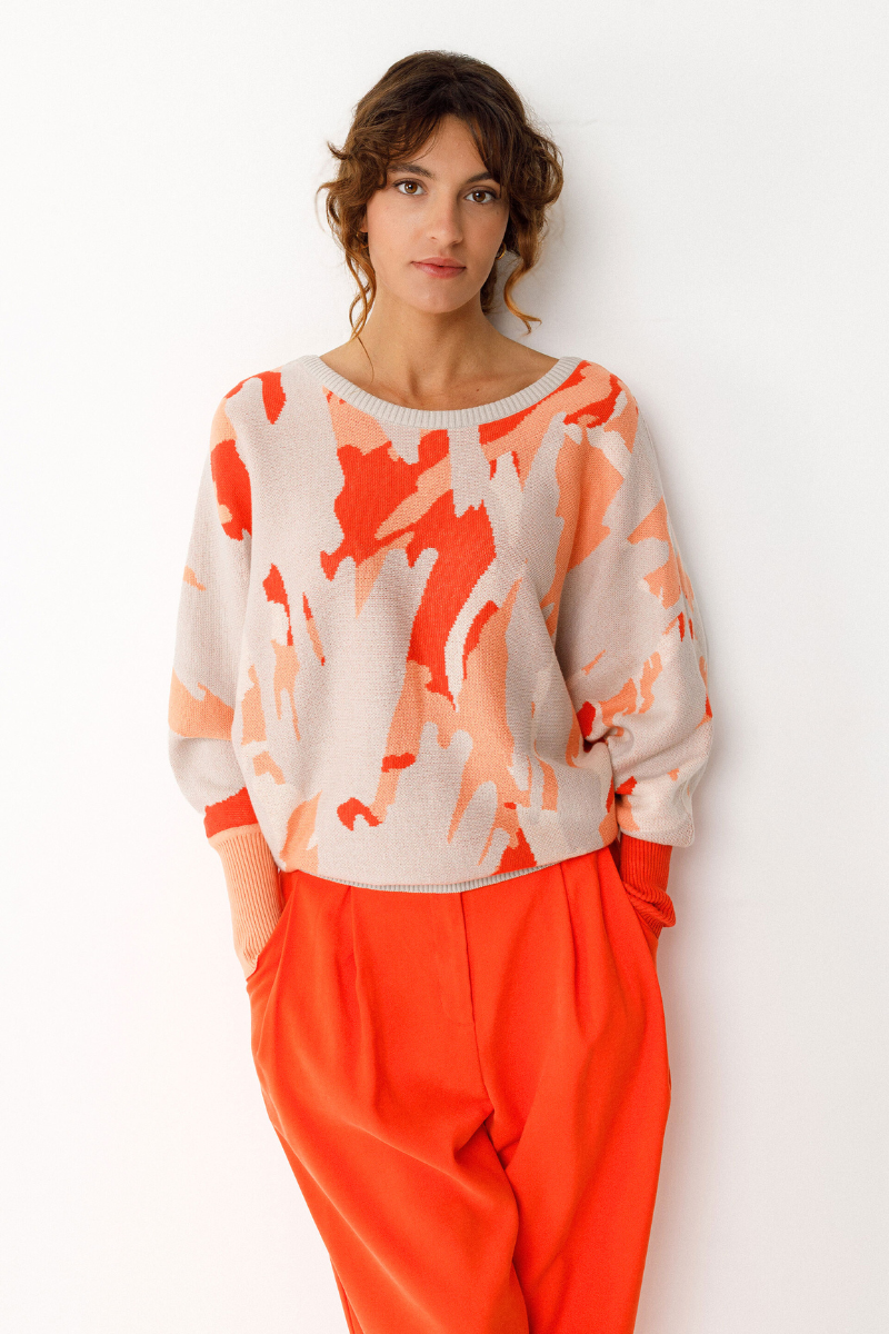 Multicolor Coral Damenpullover mit V-Ausschnitt am Rücken aus GOTS-zertifizierter Bio-Baumwolle – erhältlich bei Youmee.market Schweiz.