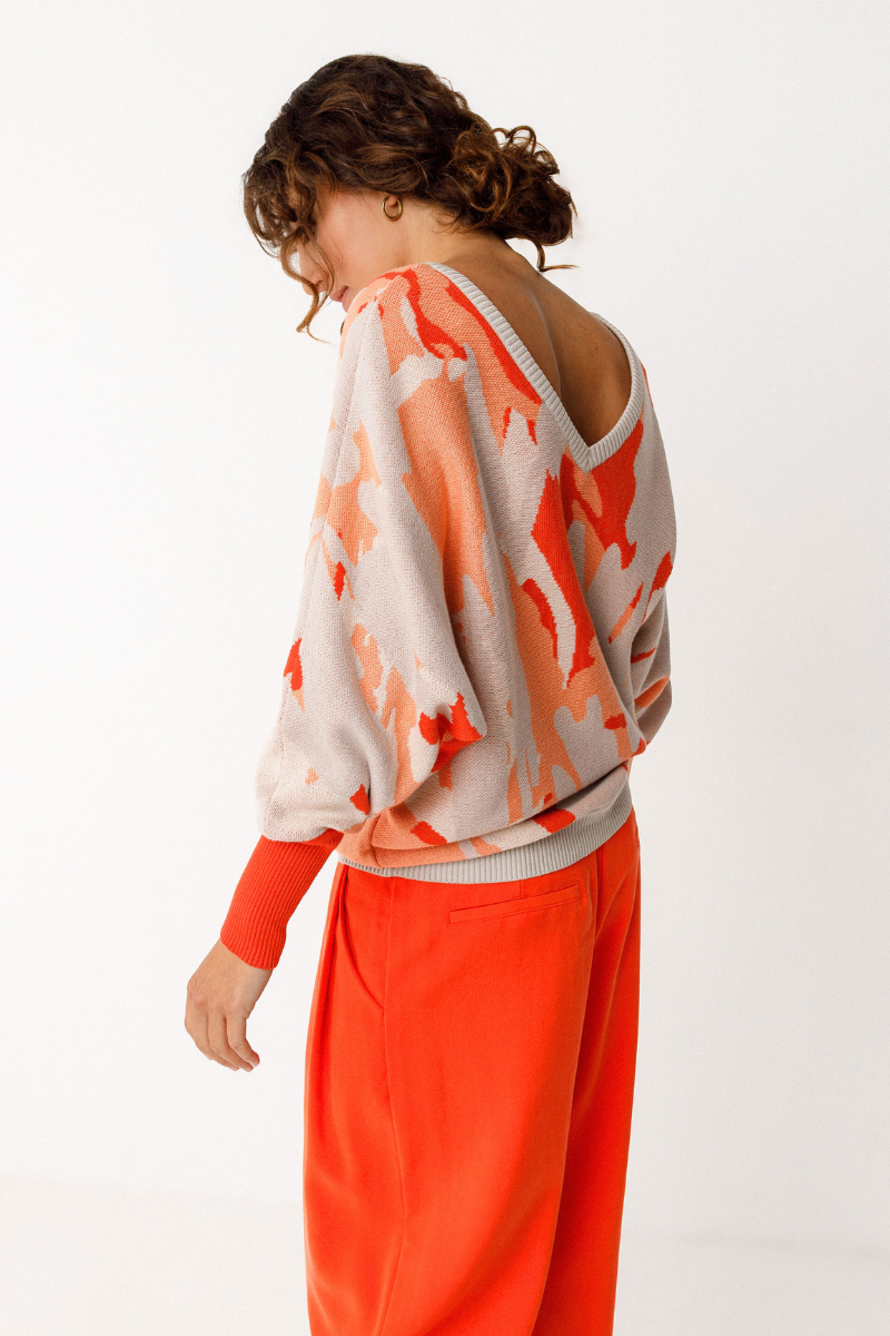 Multicolor Coral Damenpullover mit V-Ausschnitt am Rücken aus GOTS-zertifizierter Bio-Baumwolle – erhältlich bei Youmee.market Schweiz.