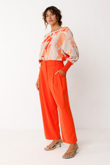 Multicolor Coral Damenpullover mit V-Ausschnitt am Rücken aus GOTS-zertifizierter Bio-Baumwolle – erhältlich bei Youmee.market Schweiz.