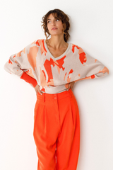 Multicolor Coral Damenpullover mit V-Ausschnitt am Rücken aus GOTS-zertifizierter Bio-Baumwolle – erhältlich bei Youmee.market Schweiz.