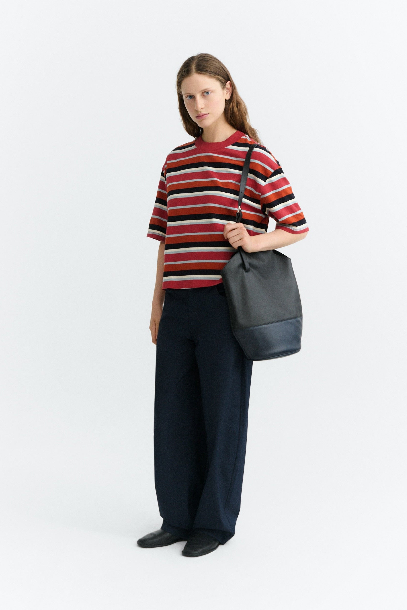 Thinking MU Lena Kiki Stripes Damen T-Shirt Multicolor im Oversized Fit kombiniert mit weiter Hose