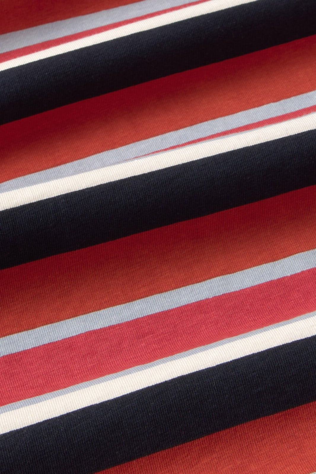 Stoffdetail des Thinking MU Lena Kiki Stripes T-Shirts mit roten schwarzen und weissen Streifen