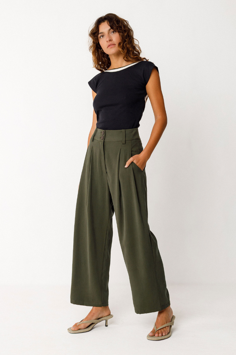 Weit geschnittene Damenhose in Flaschengrün mit hohem Bund aus LENZING™ ECOVERO™ Viskose – erhältlich bei Youmee.market Schweiz.