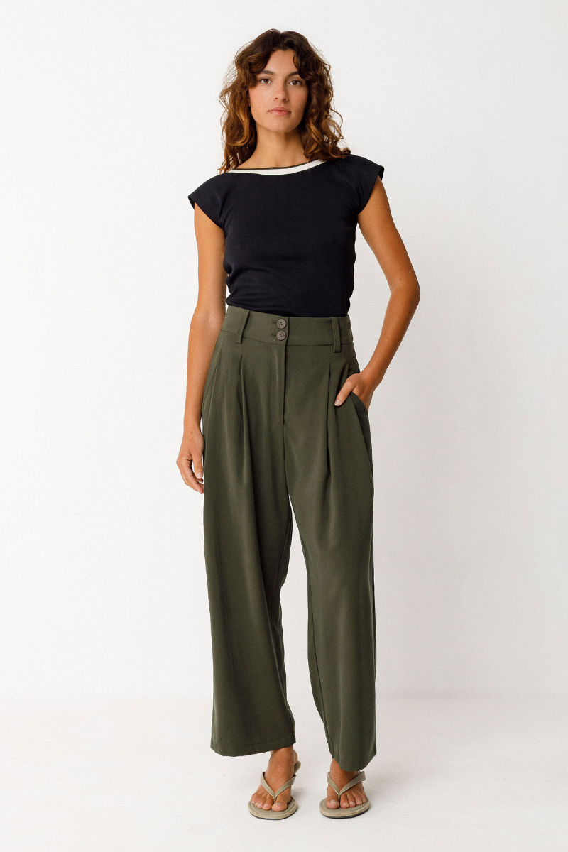 Weit geschnittene Damenhose in Flaschengrün mit hohem Bund aus LENZING™ ECOVERO™ Viskose – erhältlich bei Youmee.market Schweiz.