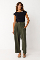 Weit geschnittene Damenhose in Flaschengrün mit hohem Bund aus LENZING™ ECOVERO™ Viskose – erhältlich bei Youmee.market Schweiz.