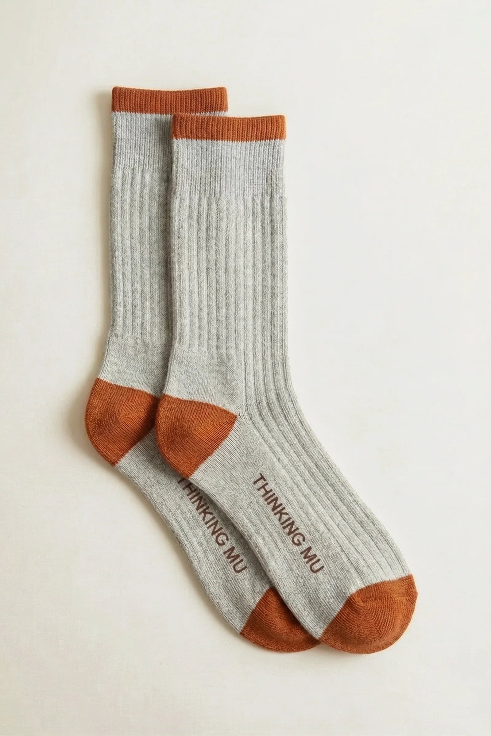 Thinking MU Axel Socken Grau Melange aus Bio-Baumwolle mit orangefarbener Ferse Spitze und Schaft – Youmee.market Schweiz