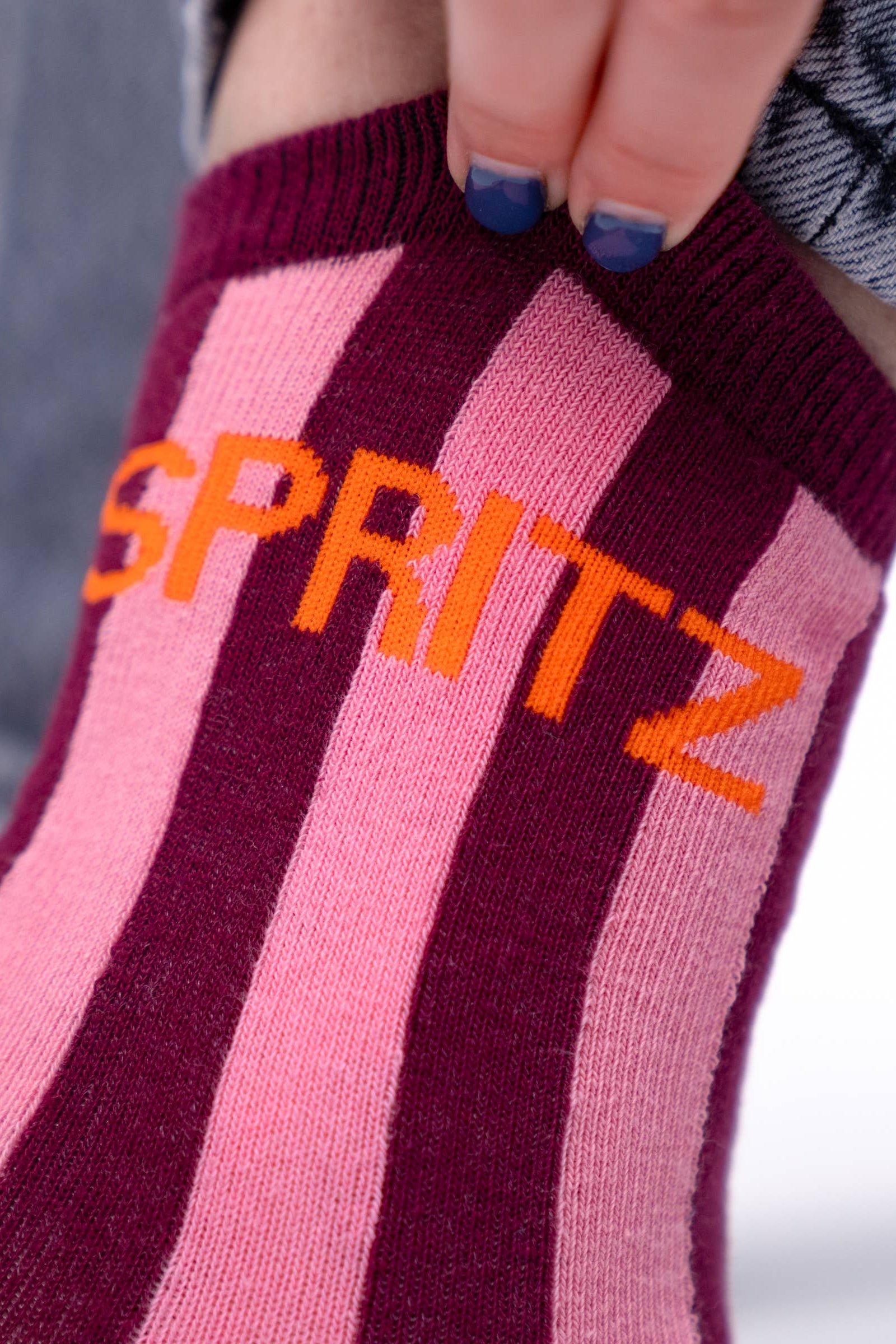 gestreifte socken mit text aperol bordeaux rosa und orange