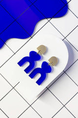 Ohrschmuck von mimimono in gold und blau aus recyceltem Acryl im Youmee.market Bern