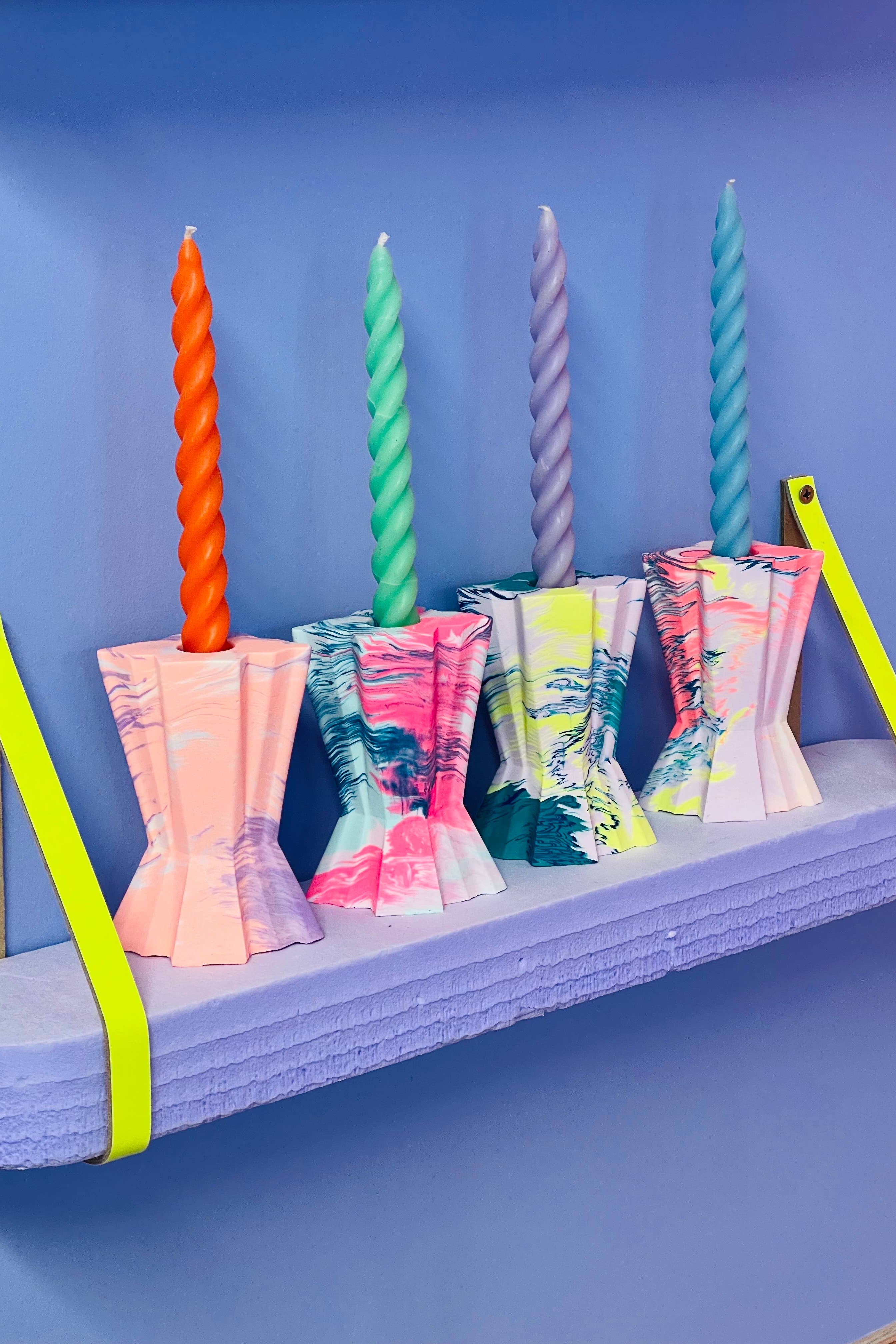 Jesmonit Kerzenständer in Korallenrot von Misshandled im Youmee.market Bern