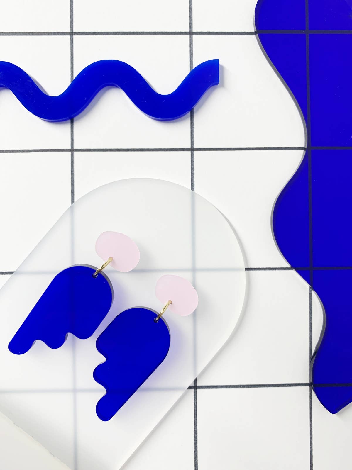 ohrschmuck von mimimono aus recyceltem acryl in blau und rosa und geometrischer form im youmee.market bern