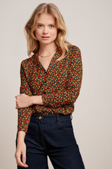 Retro Bluse von King Louie mit Blumenprint in Herbstfarben kombiniert mit Jeans