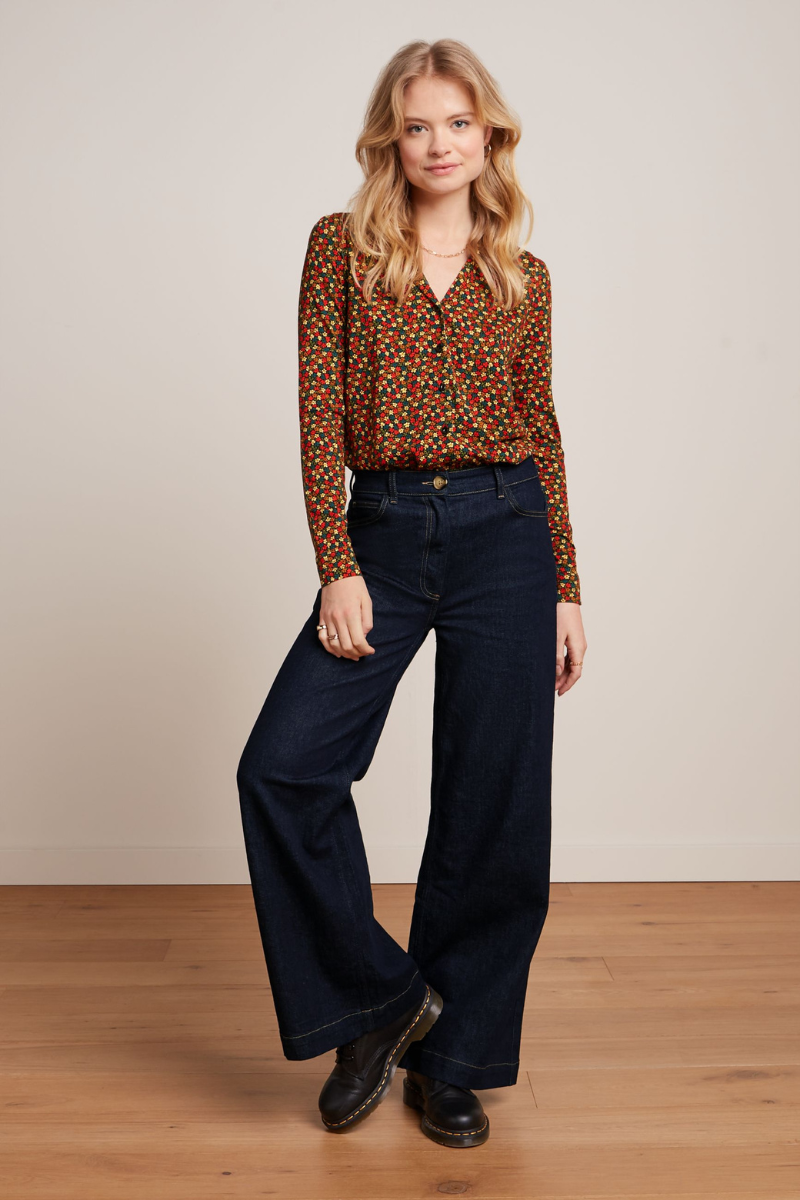 Retro Bluse von King Louie mit Blumenprint in Herbstfarben kombiniert mit Jeans