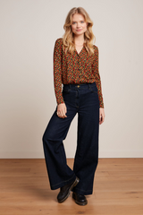 Retro Bluse von King Louie mit Blumenprint in Herbstfarben kombiniert mit Jeans