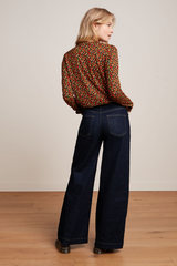 Retro Bluse von King Louie mit Blumenprint in Herbstfarben kombiniert mit Jeans