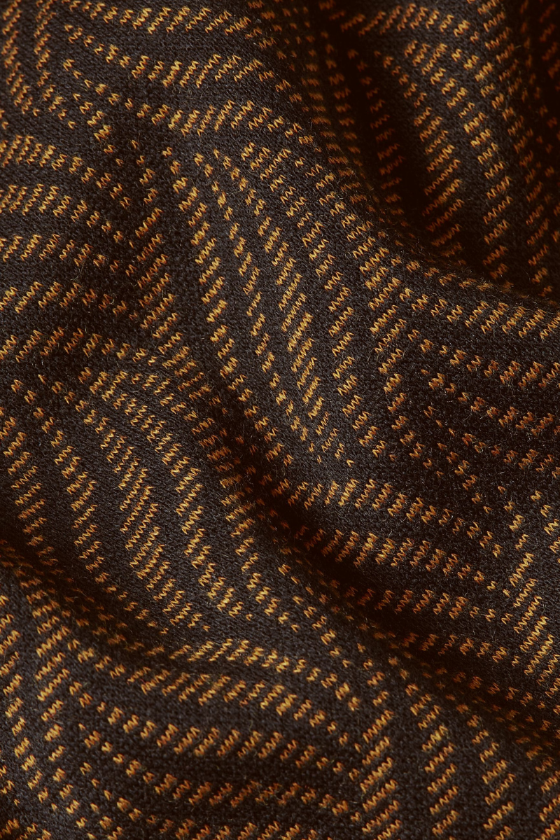 brauner Strickstoff mit schwarzem Wellenmuster 