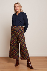 weite Culotte-Hose mit kartiertem Tartan Muster, kominiert mit bordeaux-roten Stiefeletten