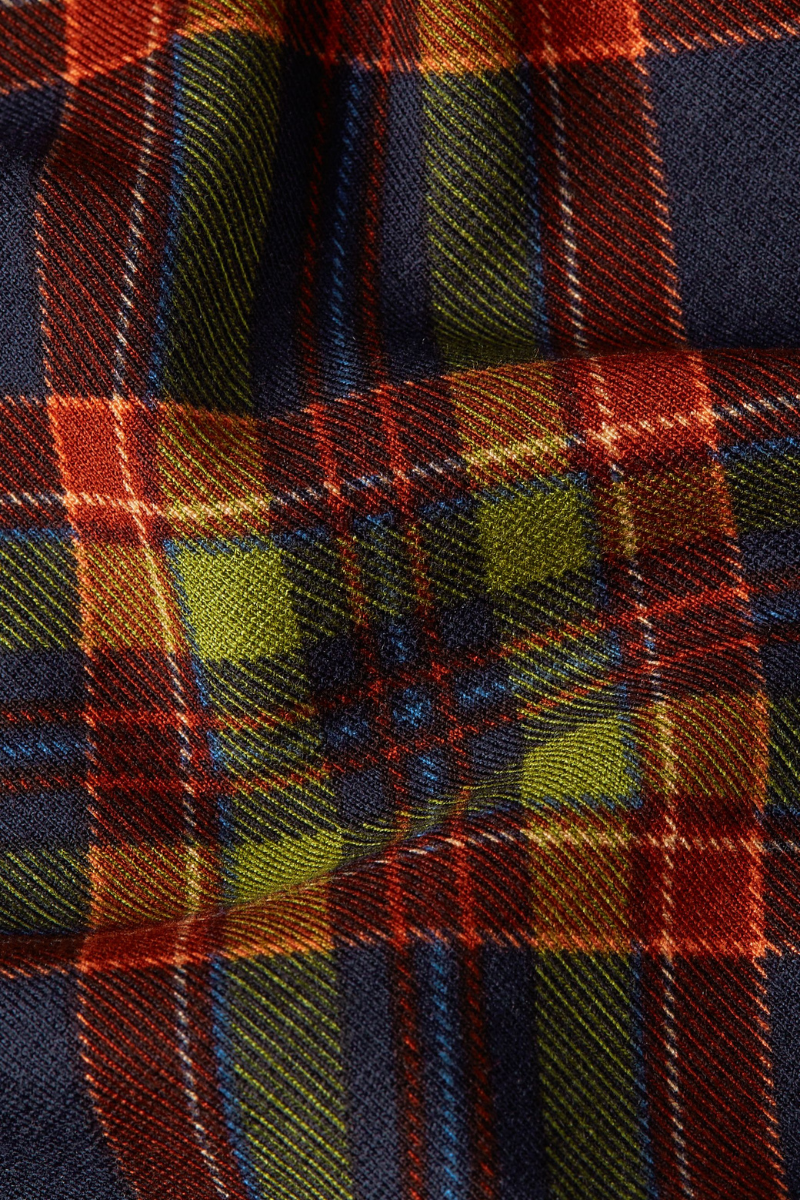 Stoff mit kariertem Tartan Muster in grünen, roten und blauen Tönen