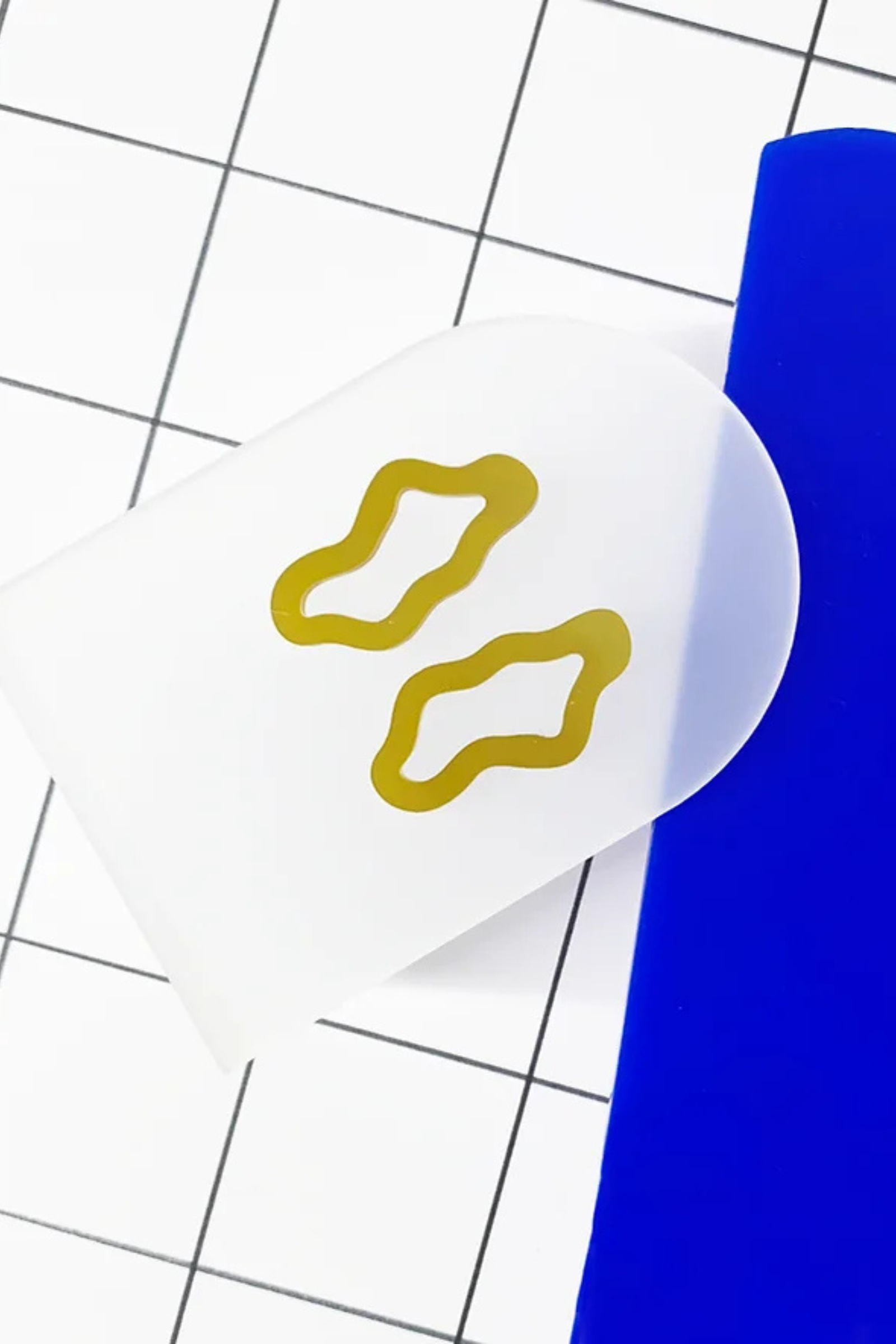 ohrschmuck von mimimono aus recyceltem acryl in gold und geometrischer wellenform im youmee.market bern