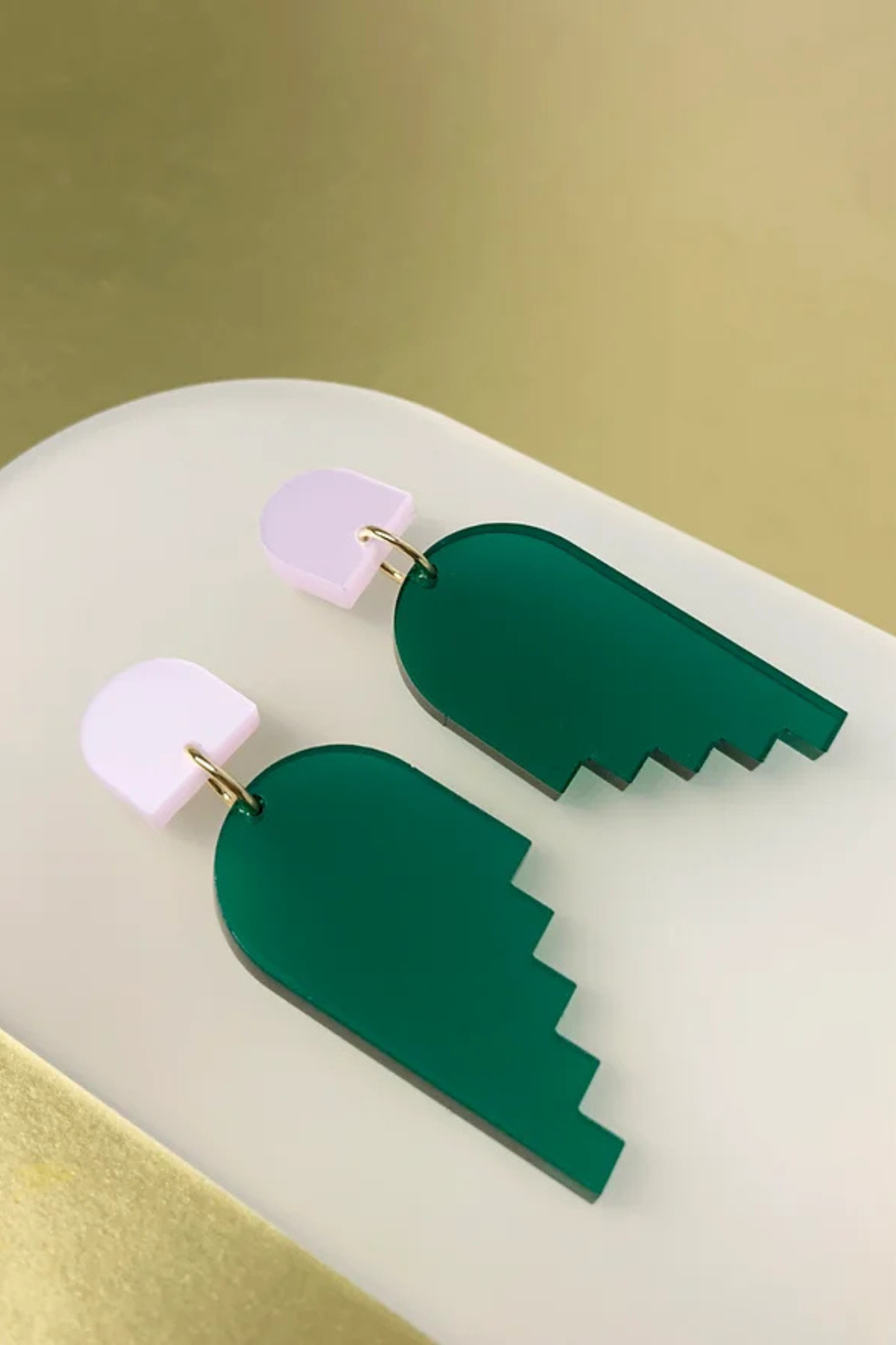 Ohrschmuck grün und rosa in geometricher und minimalistischer Form von mimimono aus reyceltem Acryl im Youmee.market Bern