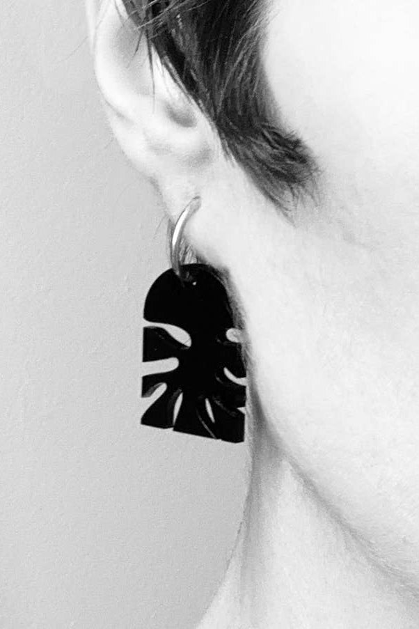 getragener ohrschmuck von mimimono aus recyceltem acryl in blau inspiriert von matisse formen im youmee.market bern