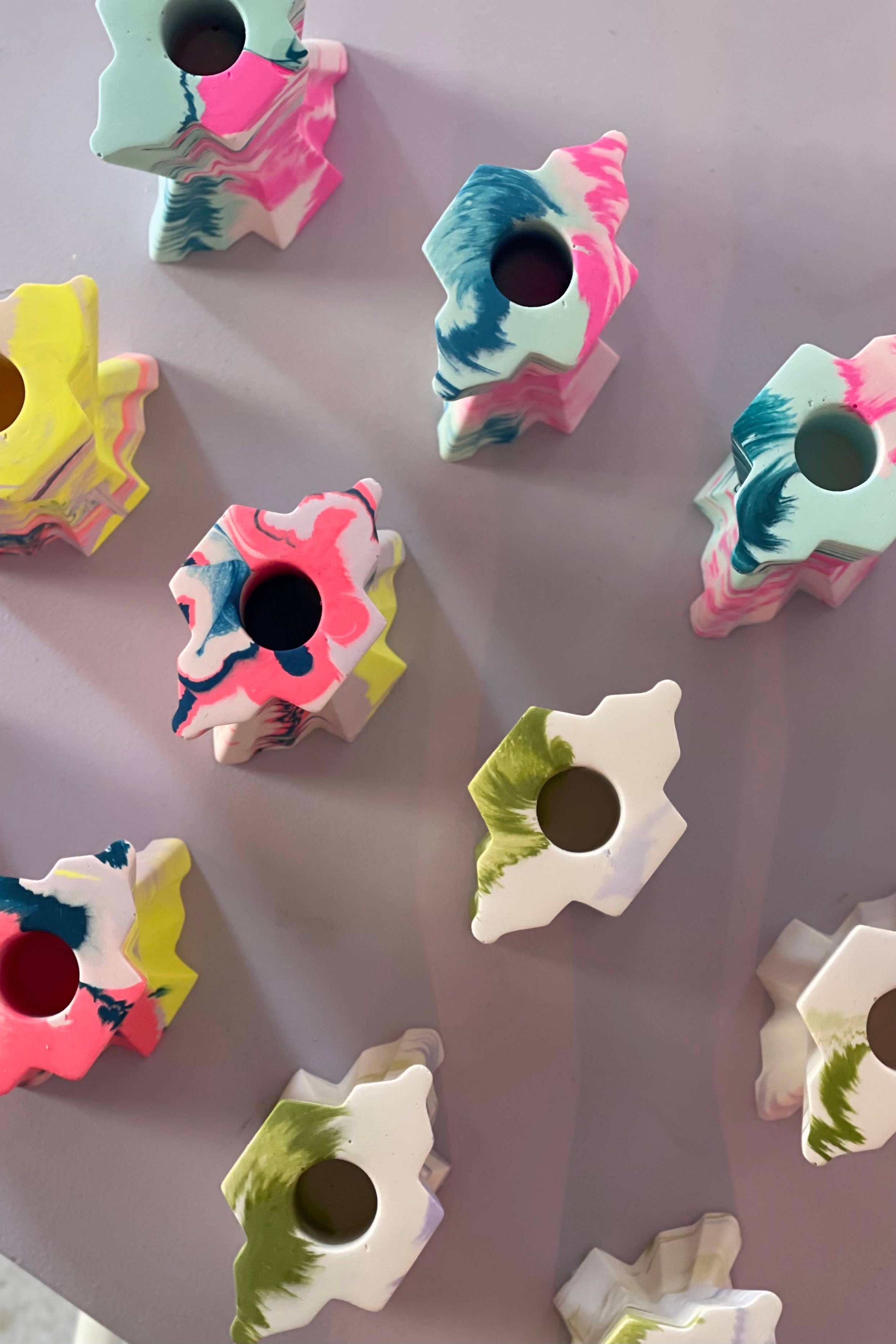 Jesmonit Kerzenständer in Mintgrün, Pink und Smaragdgrün von Misshandled im Youmee.market Bern