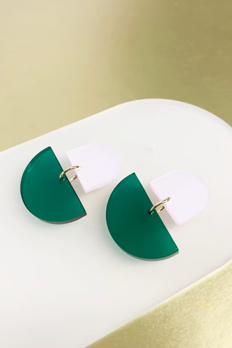 Ohrschmuck grün und rosa von mimimono geometrisch und minimalistisch aus recyceltem Acryl im Youmee.market Bern