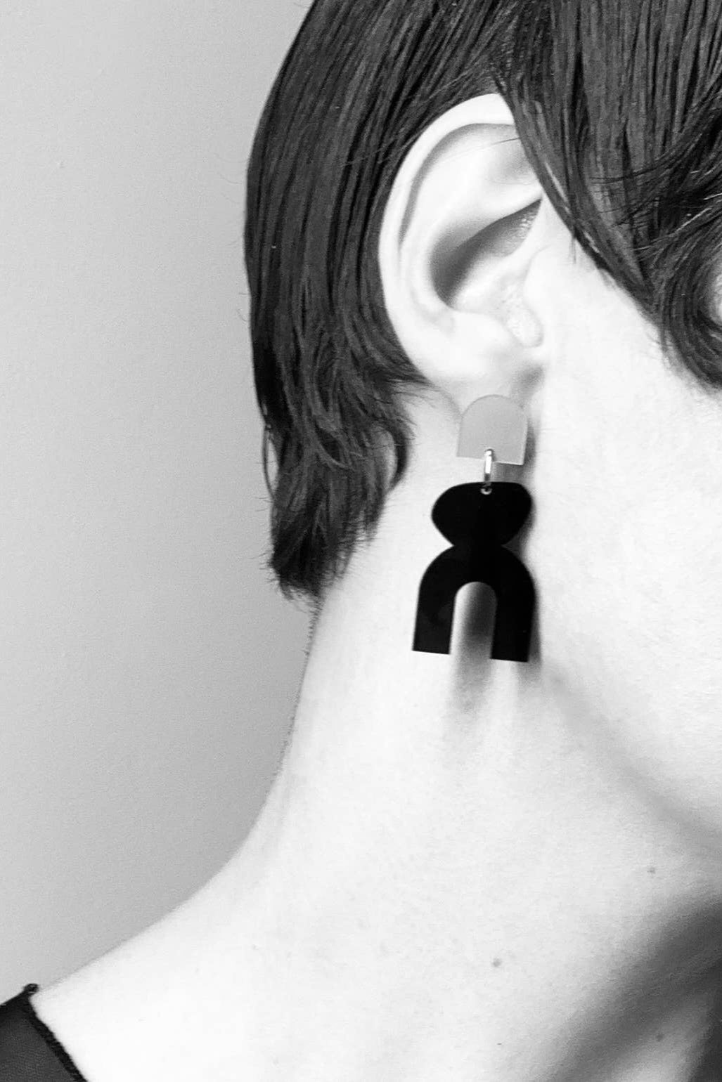 Ohrschmuck von mimimono in gold und blau aus recyceltem Acryl im Youmee.market Bern