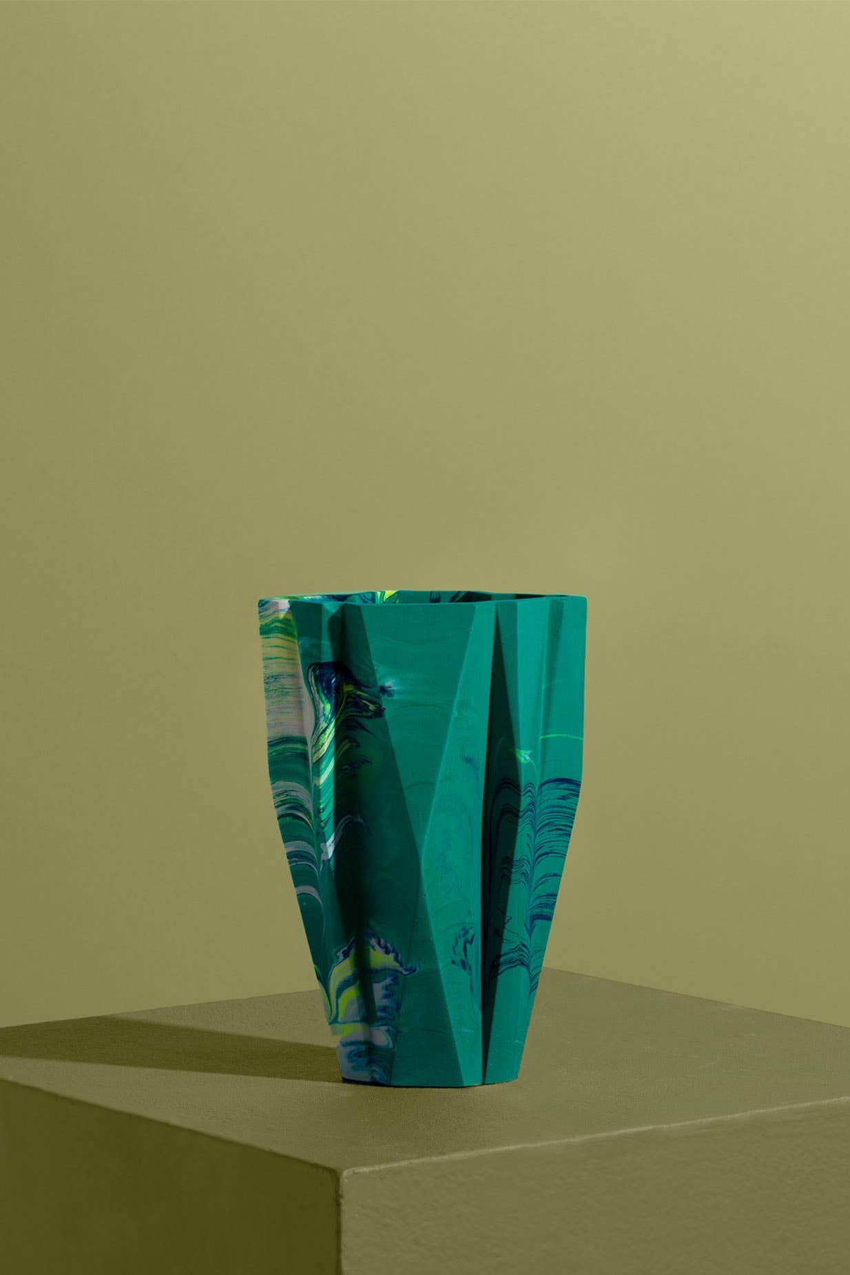 Jesmonit Vase in Smaragdgrün und Gelb von Misshandled im Youmee.market in Bern