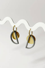 Ohrschmuck geometrisch und minimalistisch aus recyceltem Acryl in schwarz und gold von mimimono im Youmee.market Bern