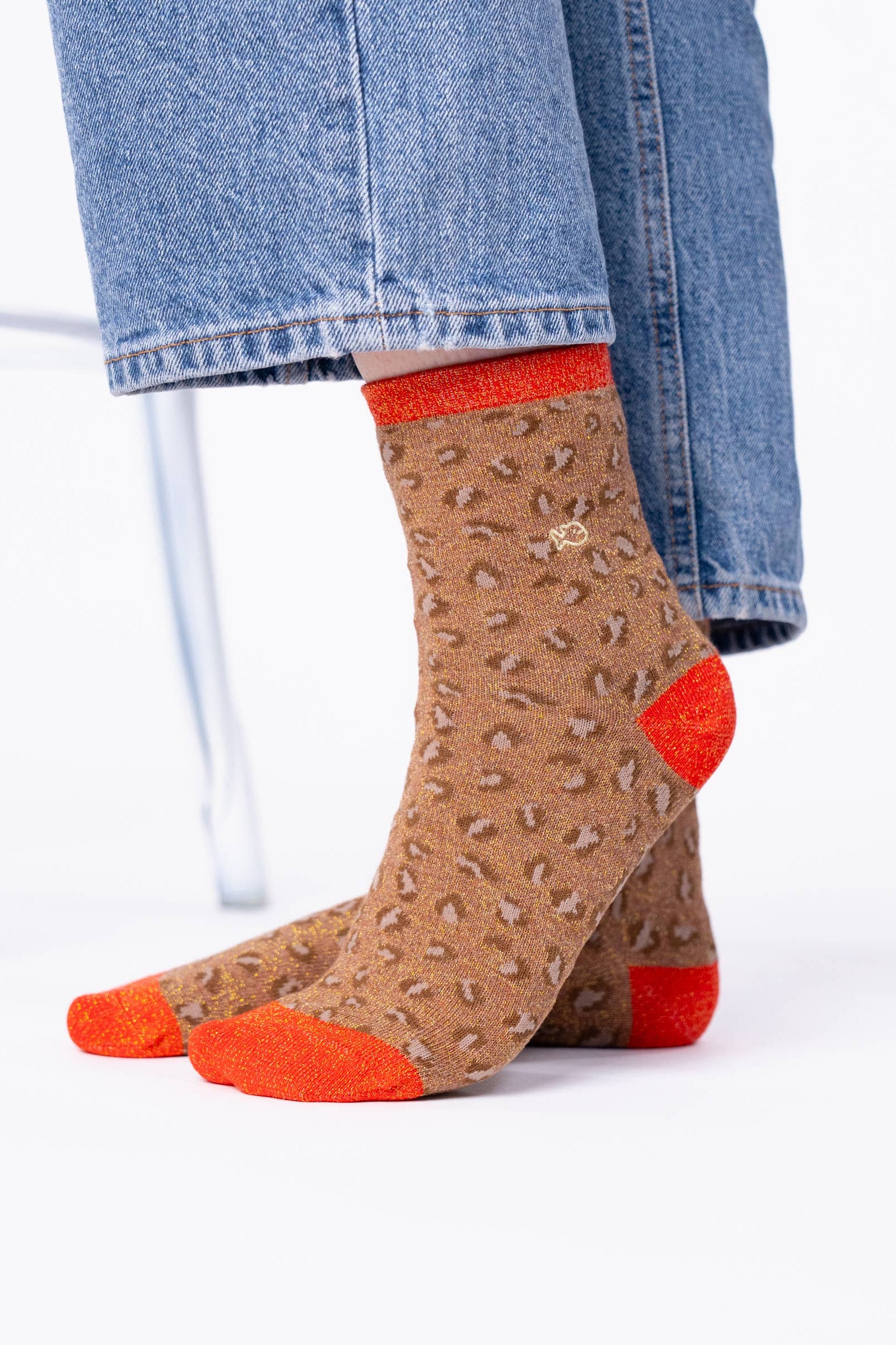 socken mit leoparden muster braun und orange