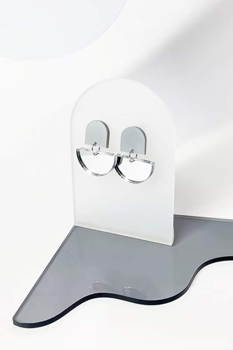 Ohrschmuck aus recyceltem Acryl geometrisch und minimalistisch in silber und transparent von mimimono im Youmee.market Bern