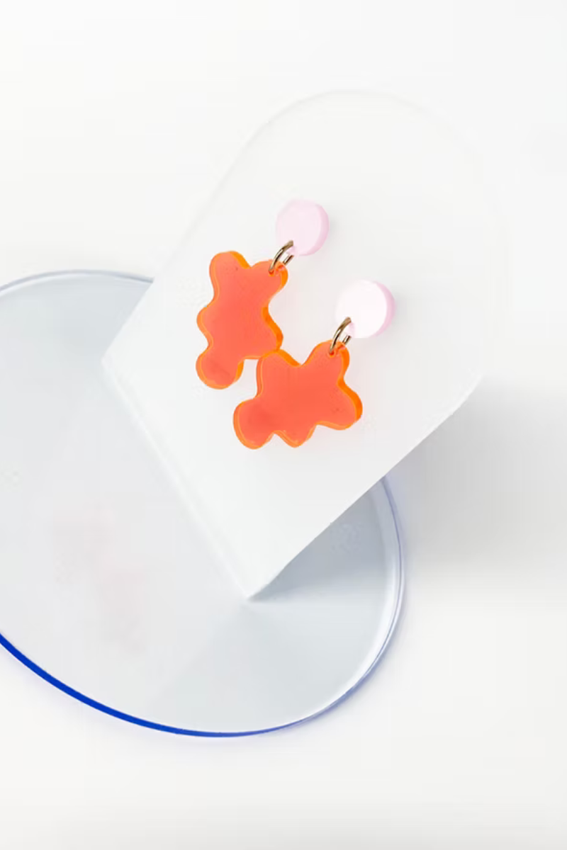 ohrschmuck aus recyceltem Acryl in neon orange von mimimono im Youmee.market Bern