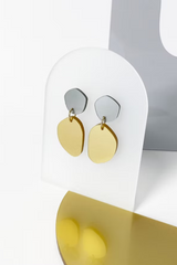 Ohrschmuck von mimimono aus recycelterm Acryl - geometrisch und minimalistisch in gold und silber. Erhältlich im Youmee.market Bern